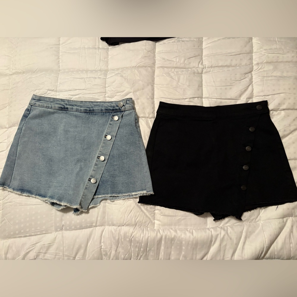 Lot of 2 SO Women's/Juniors Black and Blue Denim Skorts (2)